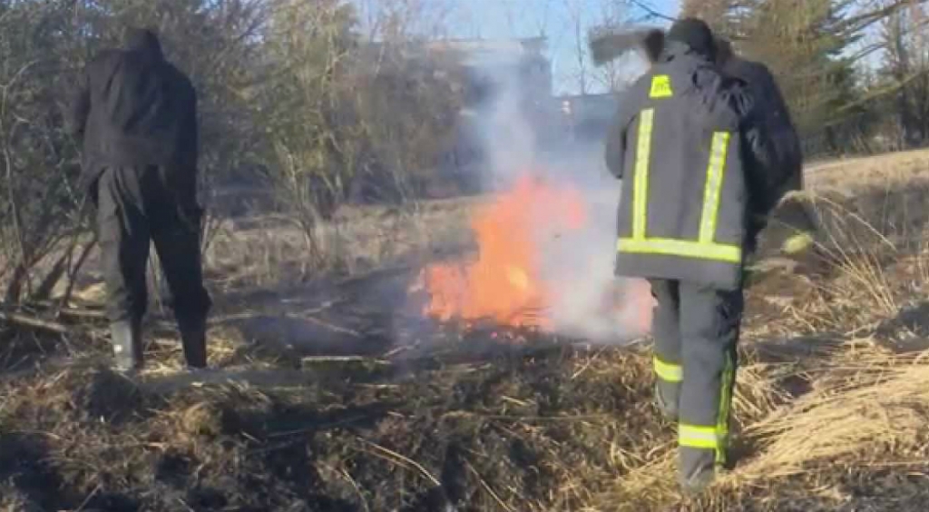 Kūlas dedzināšanas dēļ Jēkabpilī uz brīdi pietrūkst ugunsdzēsēju, lai dotos dzēst ugunsgrēkus