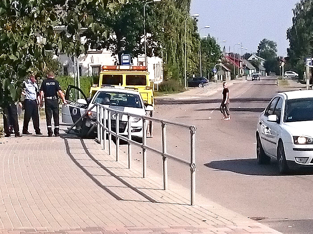 Aculiecinieka FOTO: Jēkabpilī policijas auto ietriecas aizsargbarjerā