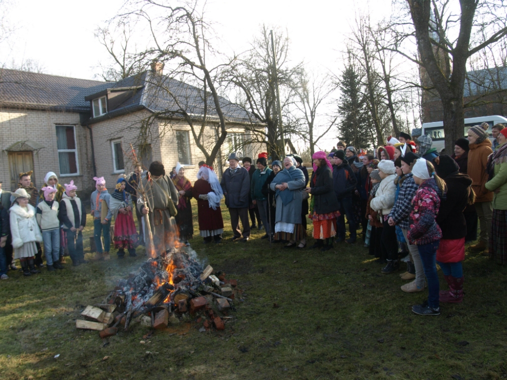 FOTOREPORTĀŽA: Meteņu svinēšana Atašienē