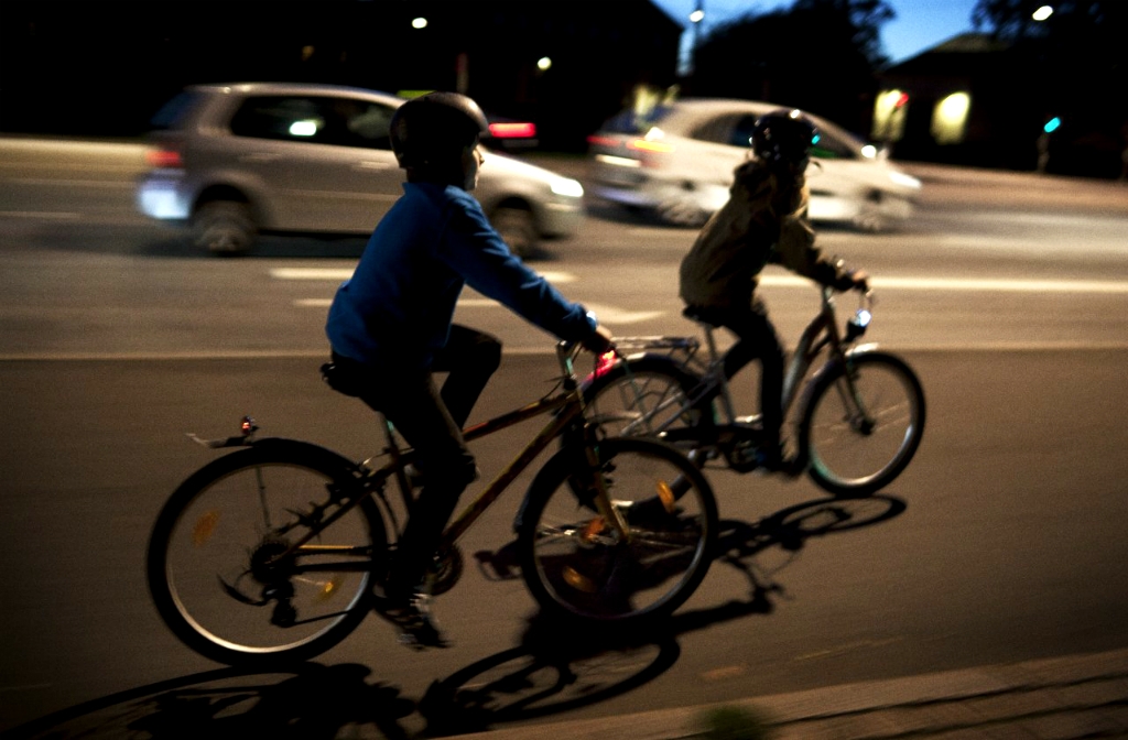 Gājējiem un velosipēdistiem būs jāvalkā apģērbs ar gaismu atstarojošiem elementiem (MAINĪTS VIRSRAKSTS)