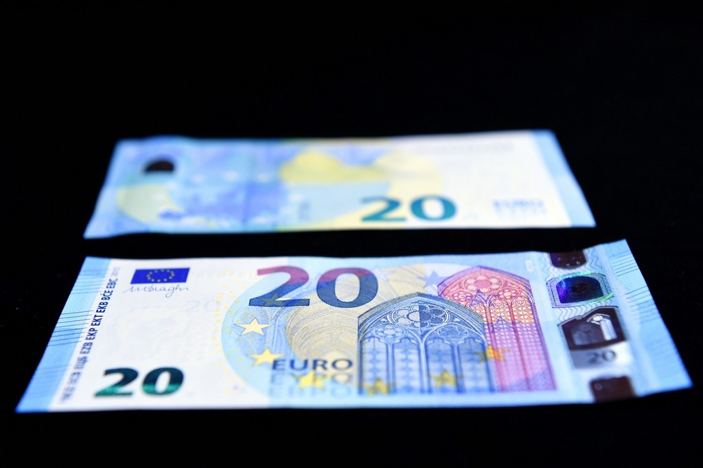 Viltoto euro banknošu skaits 2015. gada 2. pusgadā nedaudz samazinājies