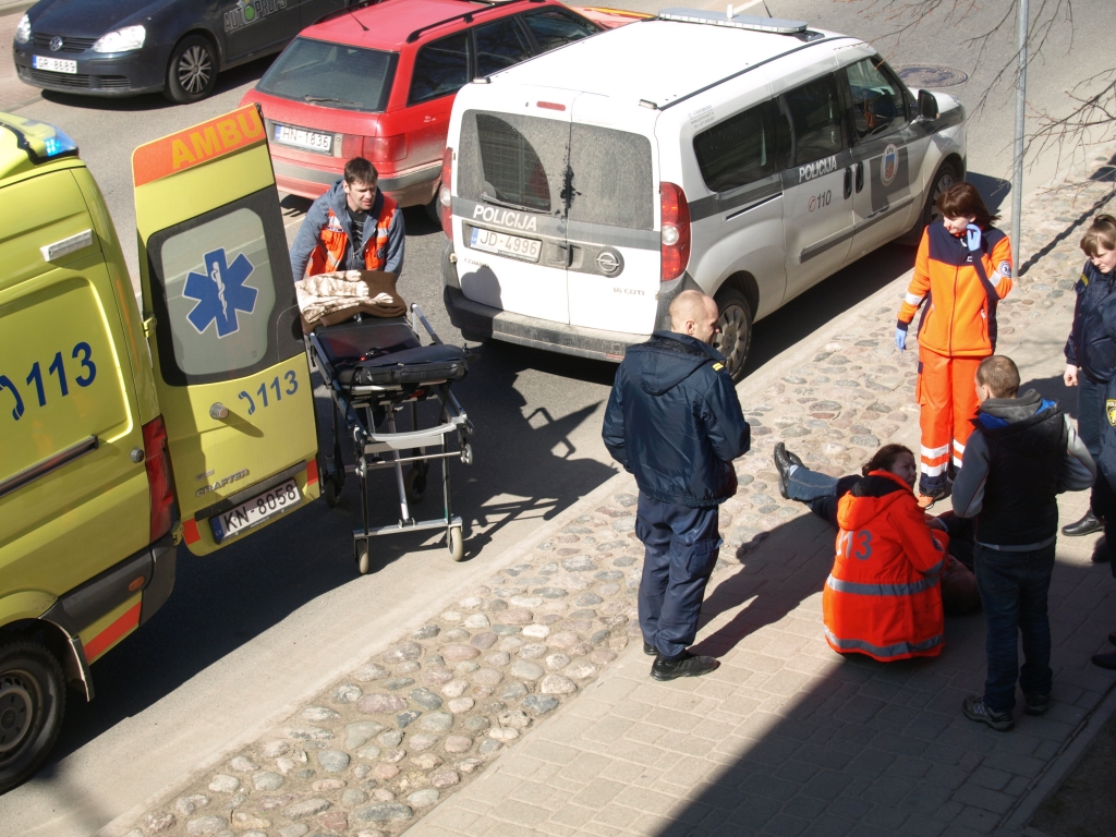 Jēkabpils policija aiztur vīrieti par atrašanos sabiedriskā vietā tādā reibuma stāvoklī, kas aizskar cilvēka cieņu (FOTO)