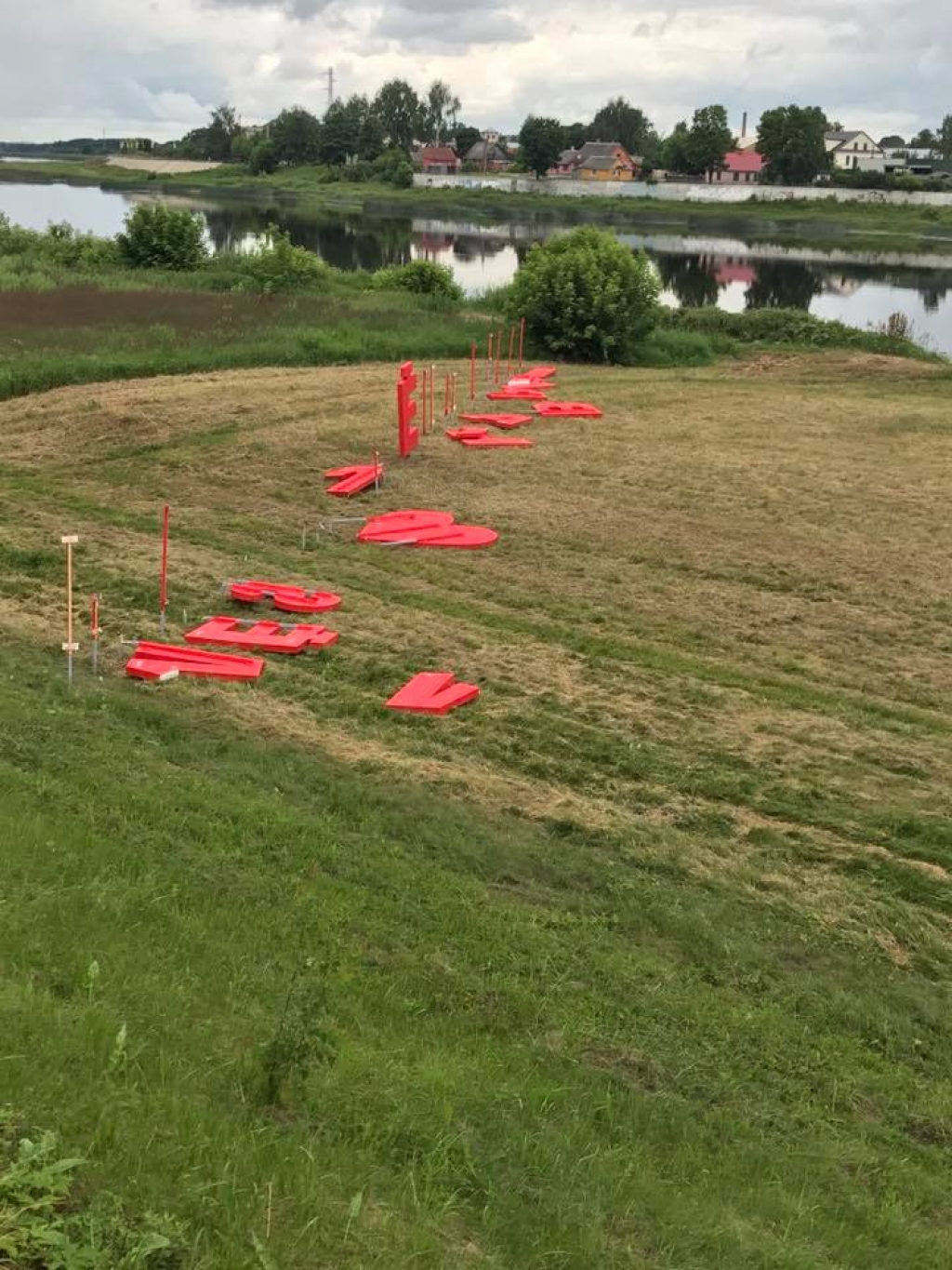 Piedzēries vīrietis iznīcina Jēkabpils pilsētas svētku instalāciju