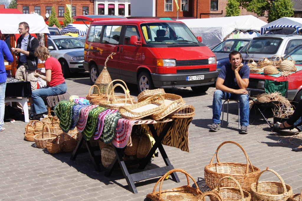 Fotoreportāža: Lielais Jēkabpils Gadatirgus pulcē pirkt un pārdot gribētājus