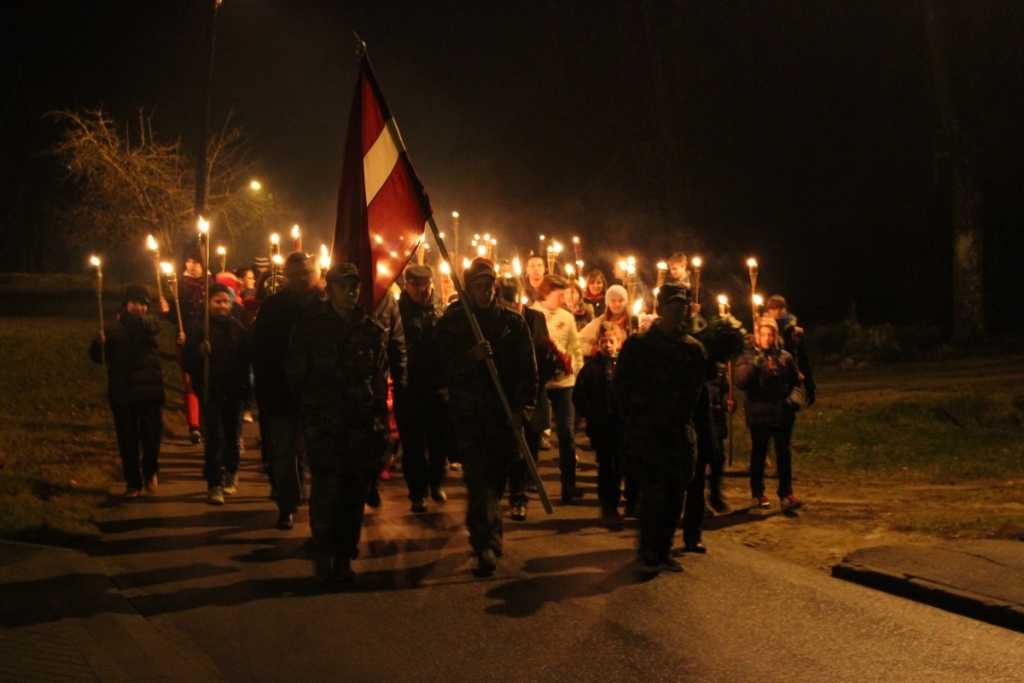 Fotoreportāža: Viesītes novadā piemin Brīvības cīņās kritušos