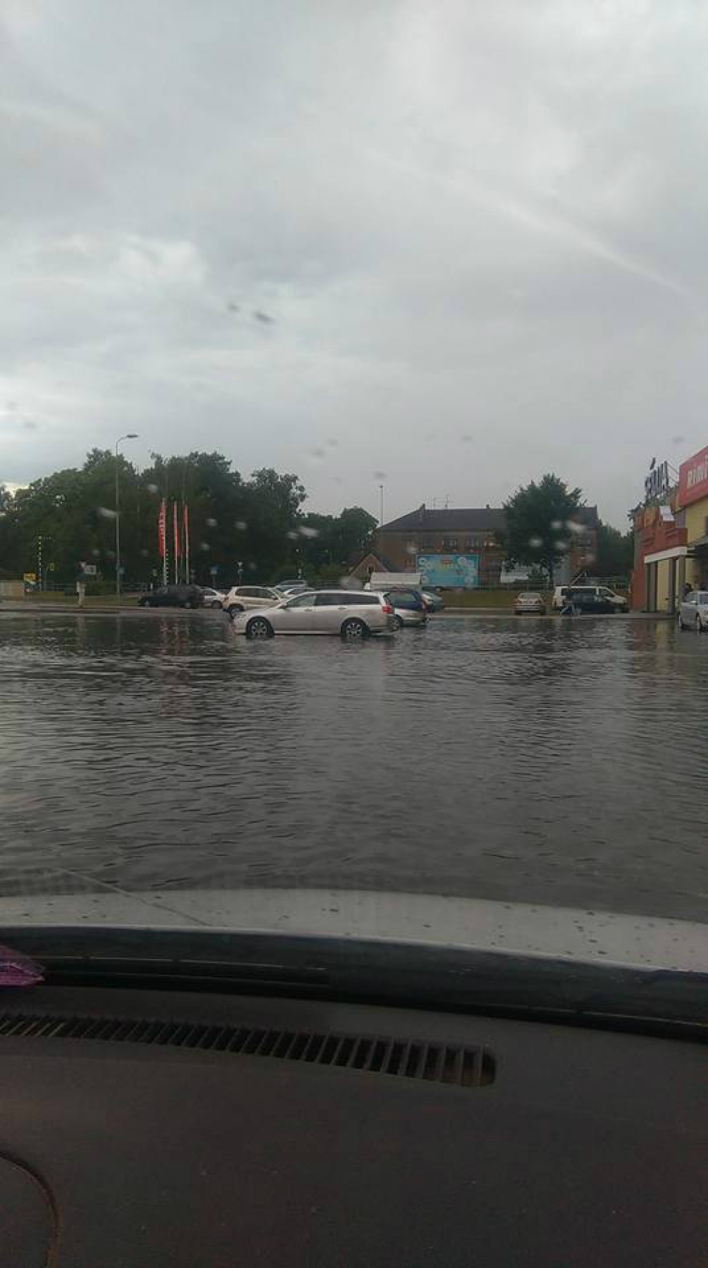 Aculiecinieka foto: Lietusgāze pārpludina auto stāvlaukumu Jēkabpilī pie tc "Sēlija"