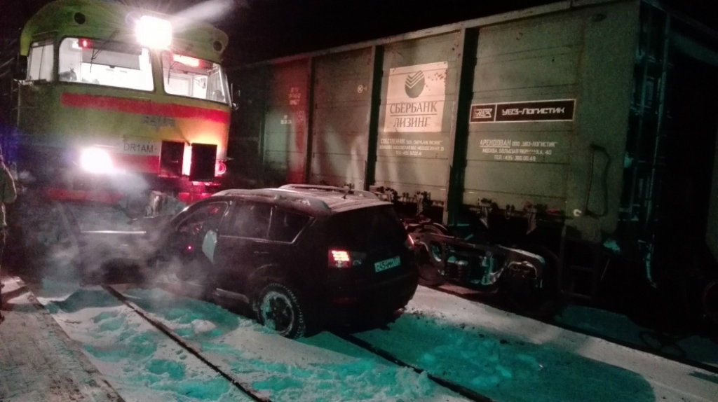 Dārziņos divu vilcienu sadursmē ar automašīnu iesaistīts pasažieru vilciens Rīga-Krustpils (VIDEO)