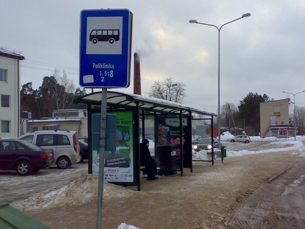 Aculiecinieks: No Jēkabpils slimnīcas izrakstīts pacients nespēj tikt tālāk par autobusa pieturu (PAPILDINĀTS)