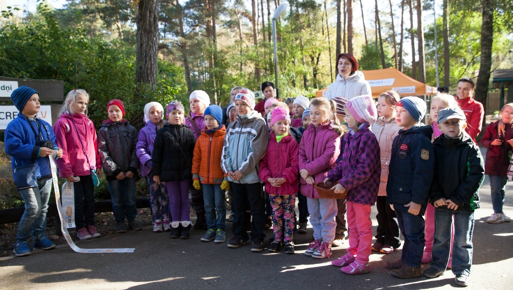 Jēkabpils 3.vidusskolas pirmklasnieki atklāj Rīgas Zoodārza kamieļu māju (FOTO)