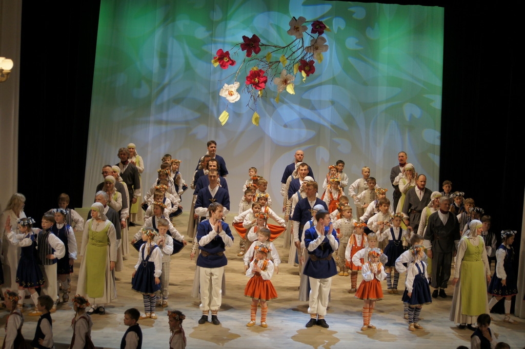 FOTOREPORTĀŽA: Mirkļi no Pastalnieku koncerta Māmiņu dienā Krustpils KN