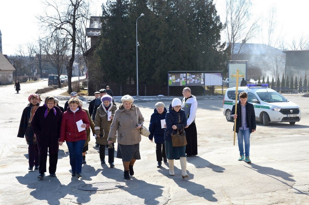 Krusta ceļš un piemiņas brīdis pie Dzelzceļa stacijas Pļaviņās (FOTO)