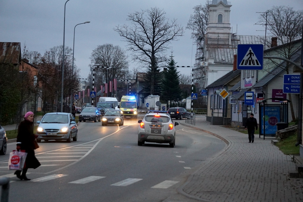 Jēkabpilī, Brīvības ielā satiksmes negadījumā cietis velosipēdists, bet Neretas ielā - gājēja (FOTO)