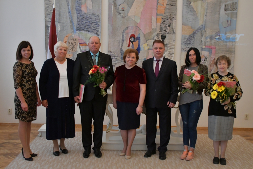 Jēkabpilī Latvijas Republikas trīs pilsonības pretendenti dod solījumu par uzticību Latvijai(FOTO)