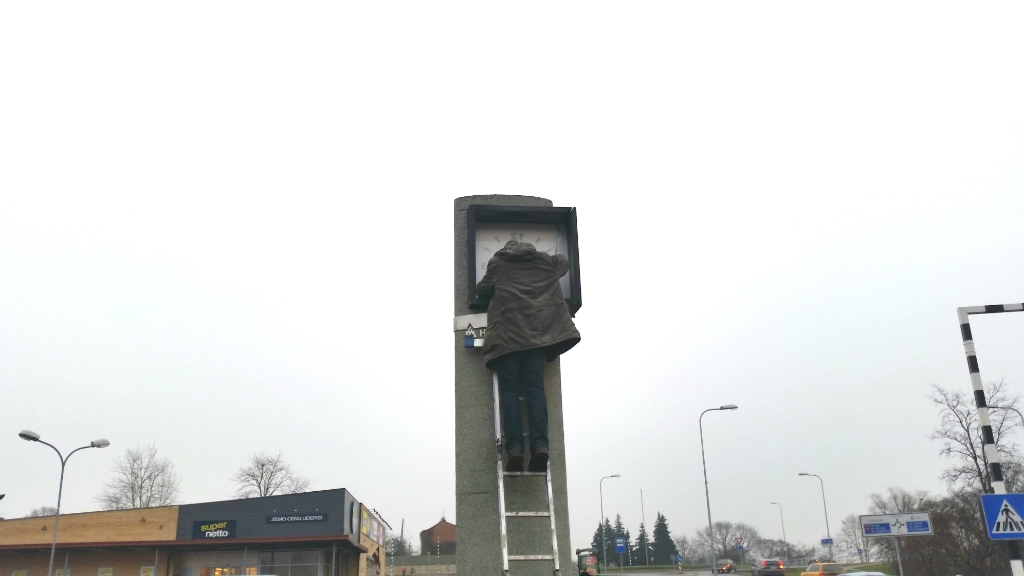 Pēc četriem mēnešiem beidzot remontē vandaļu sasisto pulksteni Rīgas ielā (FOTO)