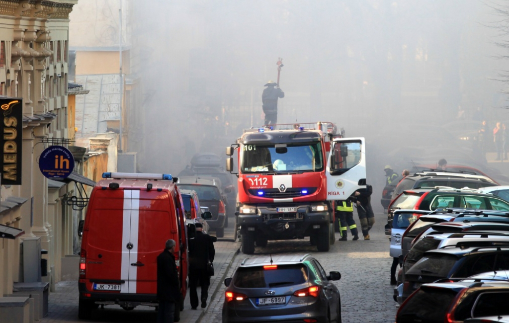 Aizdegusies Rīgas cirka ēka, evakuē dzīvniekus