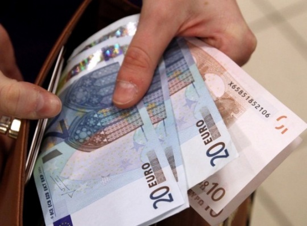 В 2017 году средняя месячная нетто-зарплата в Латвии выросла на 6,2 - до 894 евро