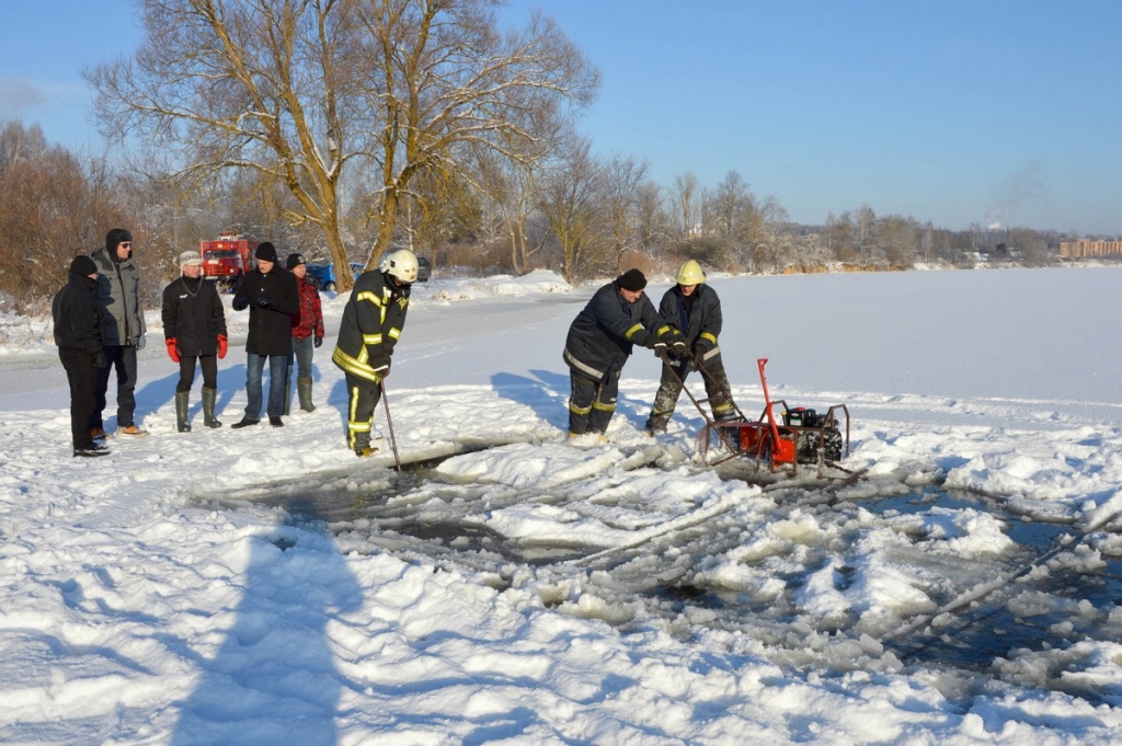 Pļaviņu novada pašvaldība uz Daugavas izmēģinās jaunu ledus zāģi