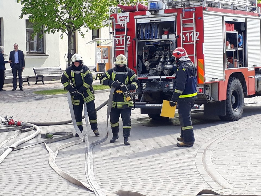 Jēkabpils Tautas namā notiek ugunsdzēsēju mācības (FOTO)