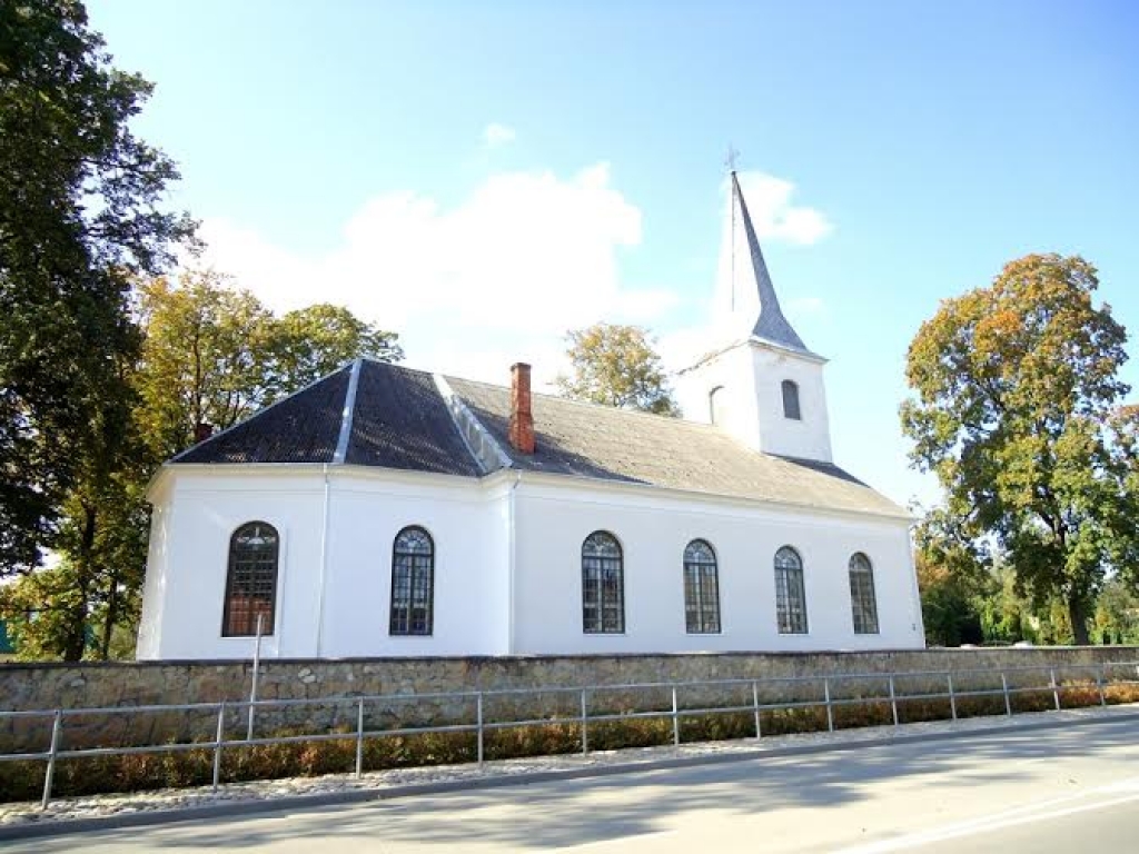 Jēkabpils Svētā Miķeļa baznīcai atjaunotas trīs fasādes (FOTO)