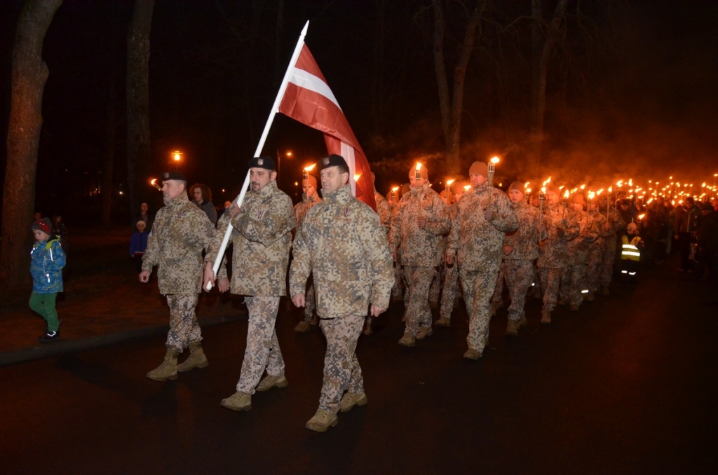 Lāčplēša dienai veltītais lāpu gājiens Jēkabpilī (foto)