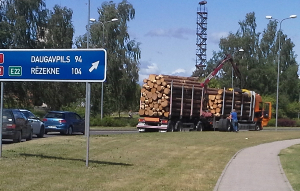 Aculiecinieks: Jēkabpilī, Madonas ielas aplī baļķvedējam plīsusi riepa (FOTO)