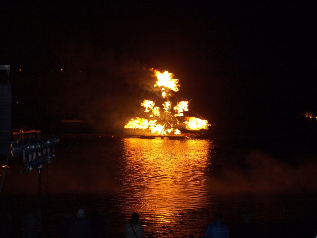 Ar lielu nepacietību gaidītais uguns skulptūru šovs tūkstošiem skatītāju sagādāja milzu vilšanos (FOTO)
