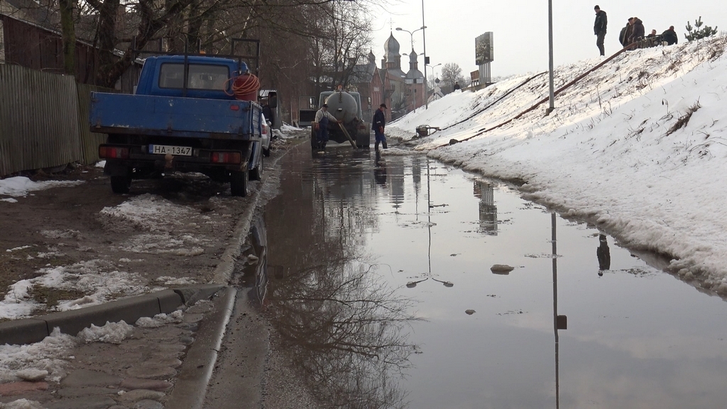 Jēkabpilī applūdusi Pļaviņu iela, notiek ūdens atsūknēšana (VIDEO)