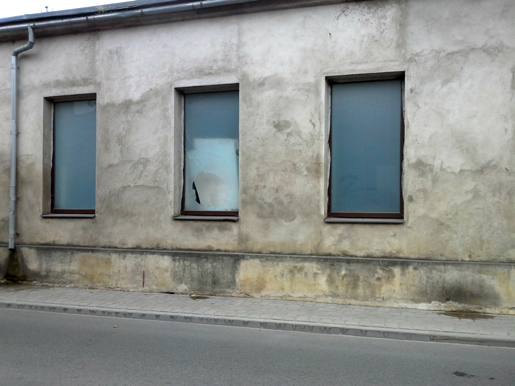 Bijušajai SIA ''Jēkabpils Piena kombināts'' ēkai izsisti logi (FOTO)