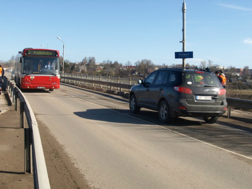 Uz tilta pār Daugavu Jēkabpilī transporta kustībai atvērtas abas joslas (PAPILDINĀTA)
