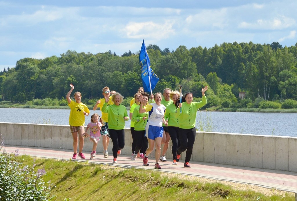 Miera skrējiena dalībnieki tiek pavadīti caur Pļaviņām(FOTO)