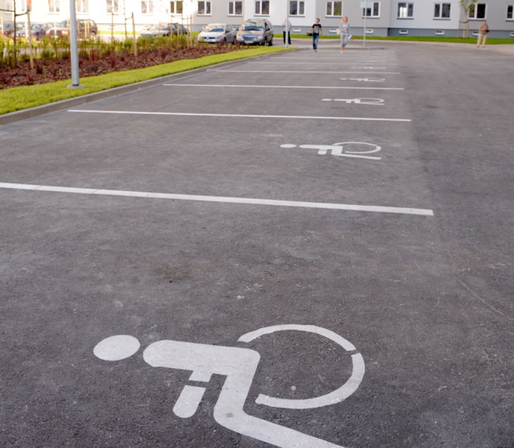 Uzliek naudas sodu par auto novietošanu invalīdu stāvvietā Jēkabpils slimnīcas teritorijā