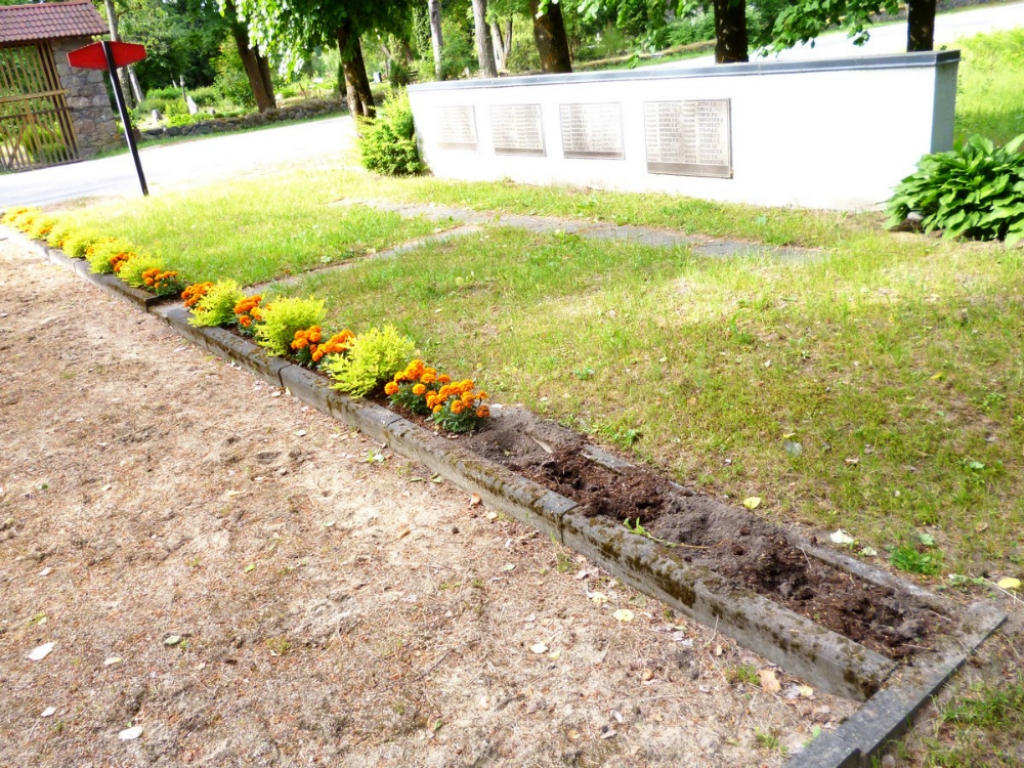 Apzagti Pļaviņu novada Krievciema brāļu kapi (FOTO)