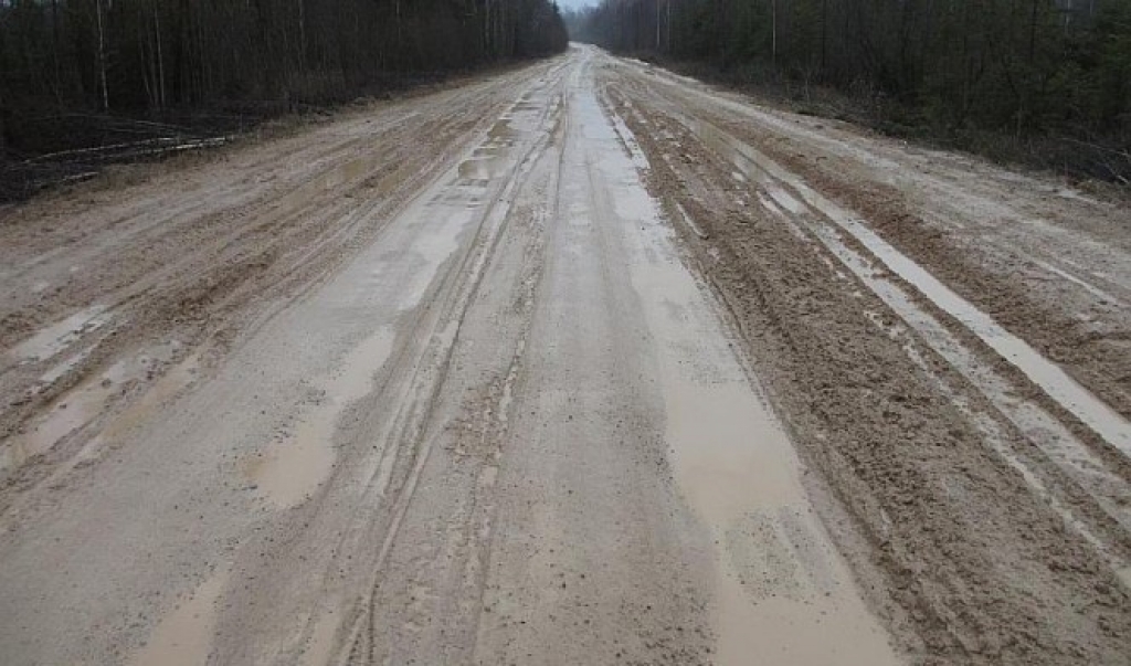 Uz grants autoceļiem daudzviet ir iestājies šķīdonis; 4 ceļu posmi ir applūduši