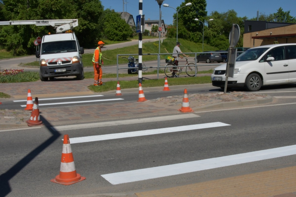 Jēkabpilī atjauno līniju un gājēju pāreju krāsojumu(FOTO)