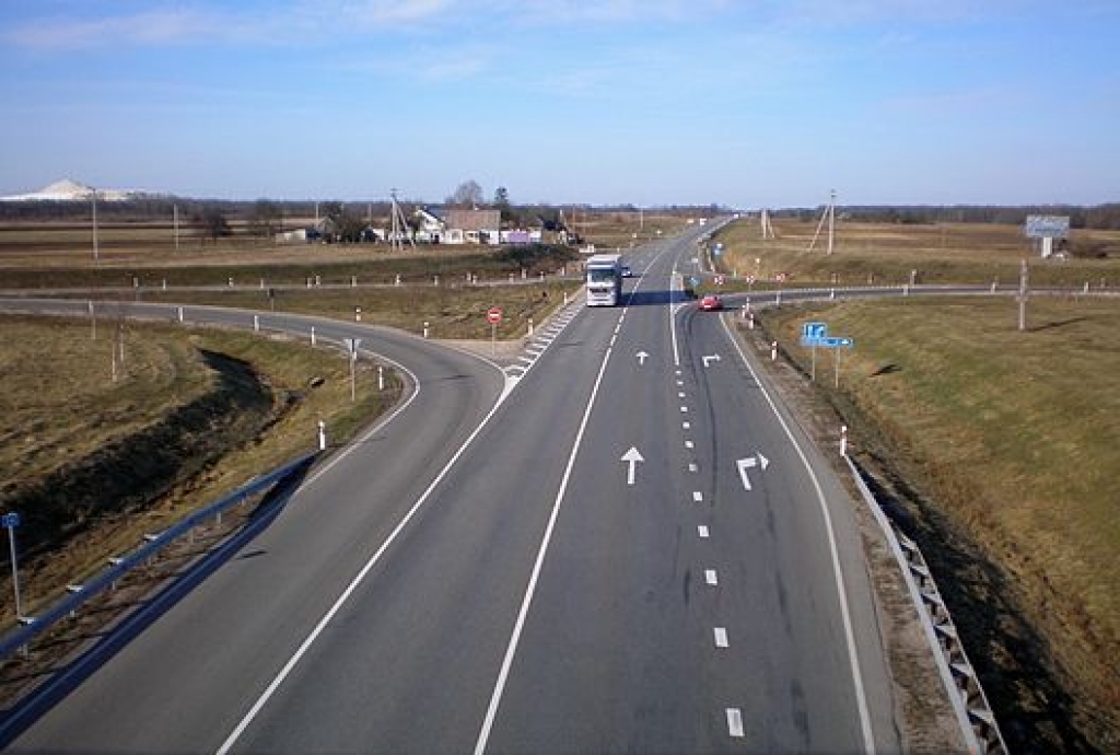 Pa galvenajiem ceļiem autovadītāji sākuši braukt lēnāk