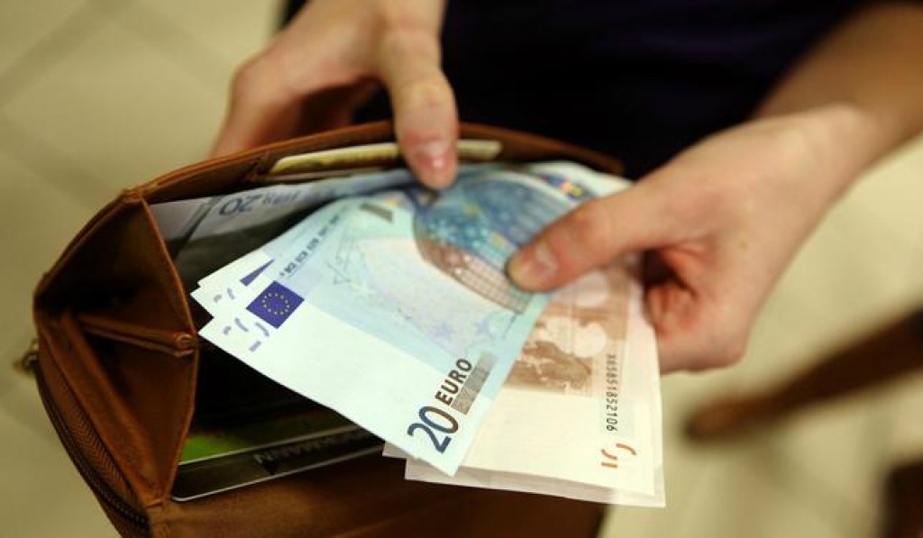 Опрос: латвийцы хотят зарплату 1122 евро "на руки"