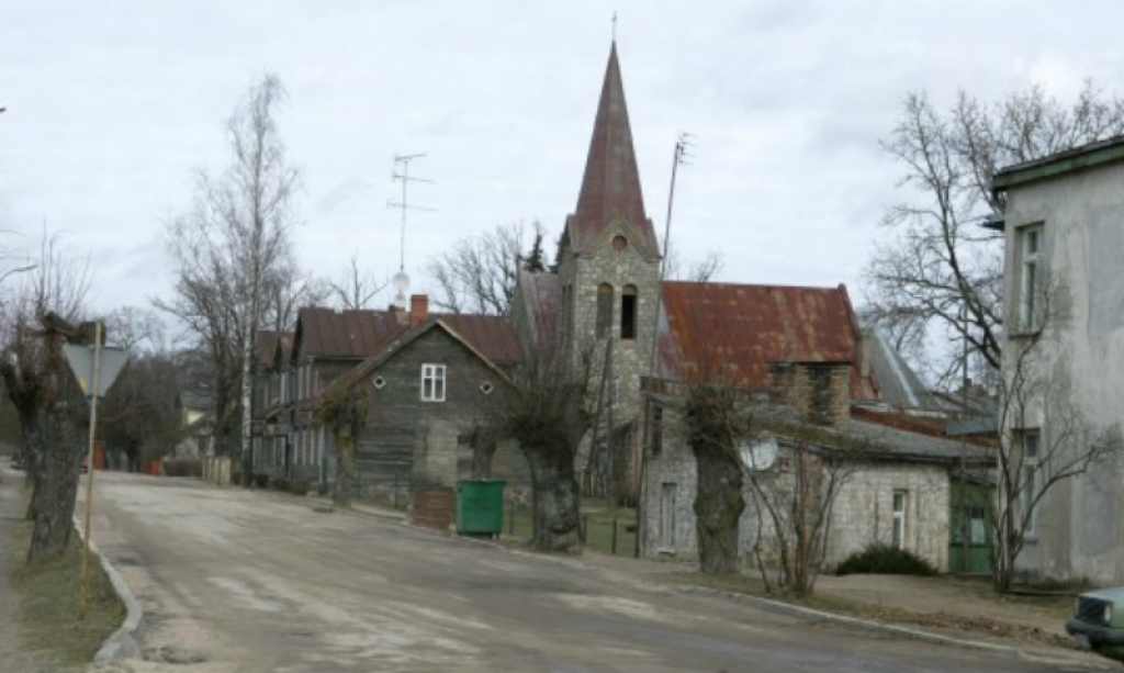 Lietā par mācītāja piekaušanu un aplaupīšanu apelācijas instancē nedaudz samazina sodu