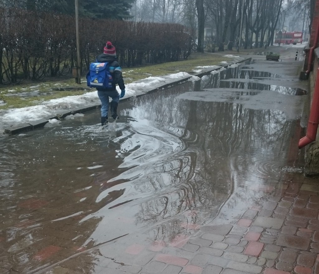 ACULIECINIEKS: Pie Jēkabpils Ģimnāzijas tik liela peļķe, ka ne izbrist, ne apiet apkārt (FOTO)
