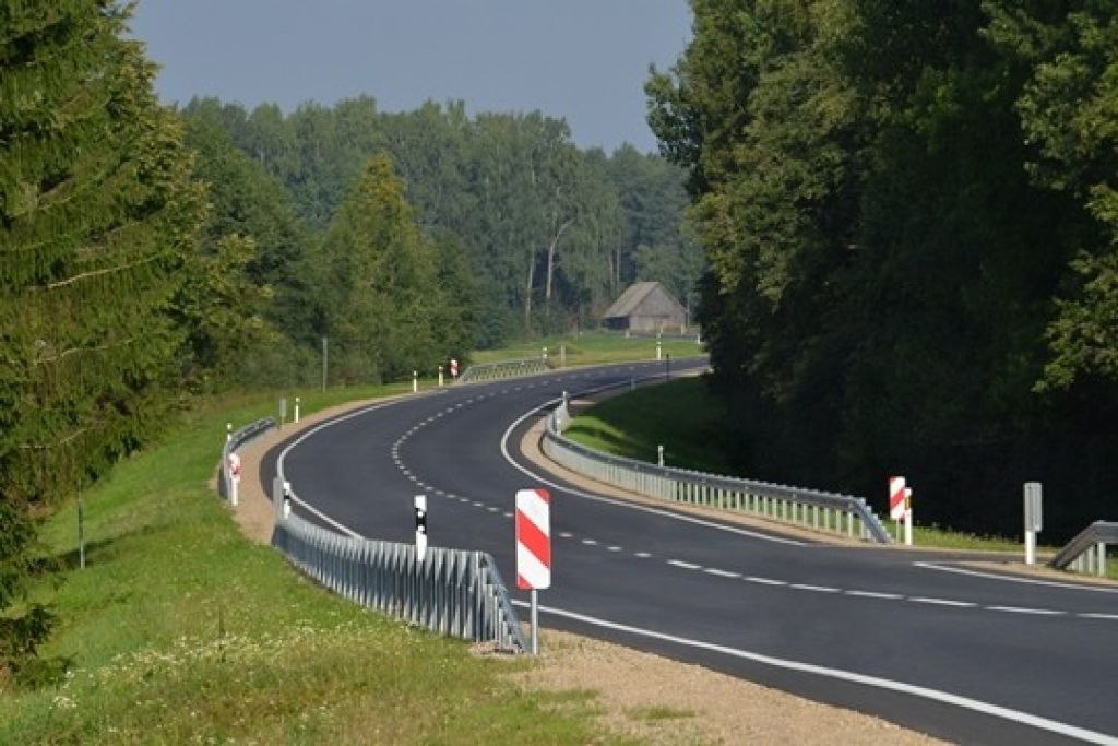 Autovadītāju ievērībai: pieaug svētceļnieku grupu skaits Aglonas virzienā;  ceļu būvdarbu dēļ vairāk laika ceļā, braucot uz Rēzekni;  lēnāka satiksme arī ceļā uz jūru