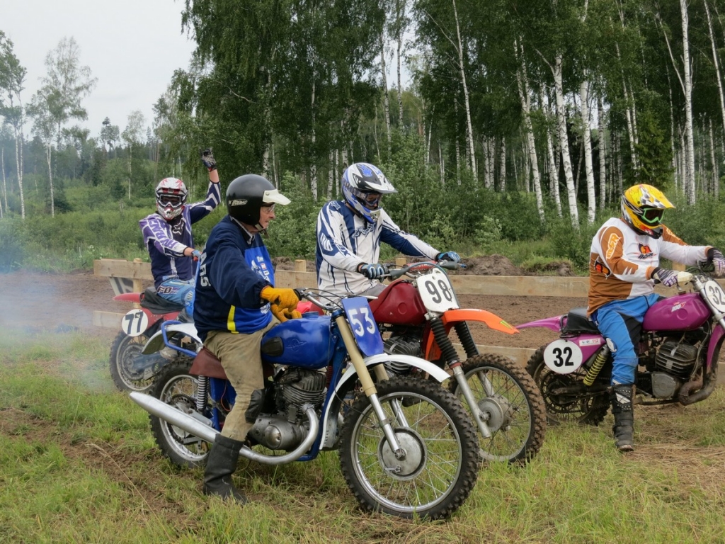 Fotostāsts: Sacensības klasiskajā motokrosā „Delveru” mototrasē