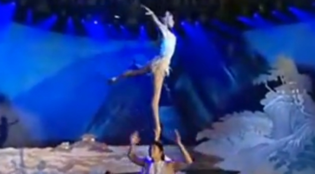 Baleta "Gulbju ezers" akrobātiskā versija. Prātam neaptverama virtuozitāte (VIDEO)