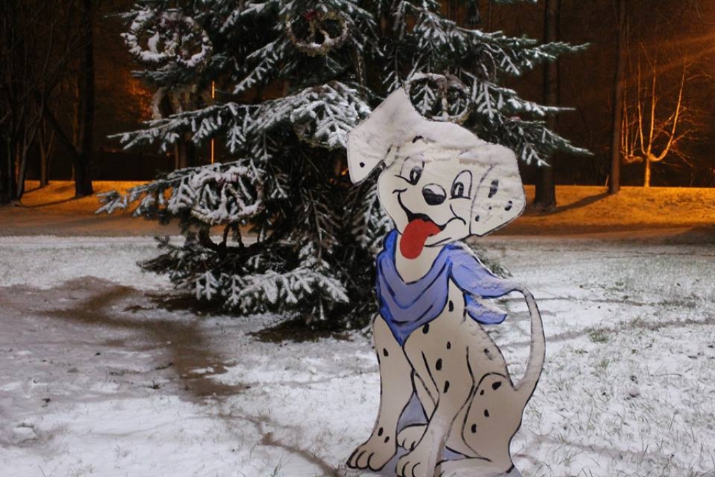 Sociālā vietnē diskutē par Ziemassvētku dekorācijam Jēkabpils Kena parkā (FOTO)