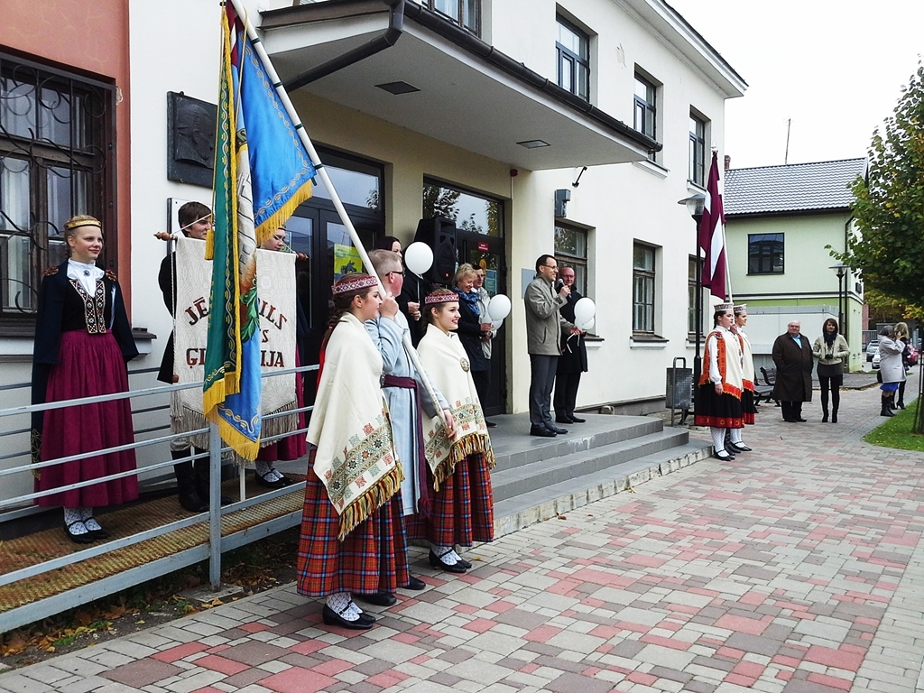 Jēkabpils Valsts ģimnāzija krāšņi svin 95. gadadienu (FOTO)