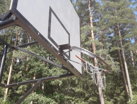 Vandāļi Zīlānos sabojājuši pašvaldībai piederošu basketbola grozu