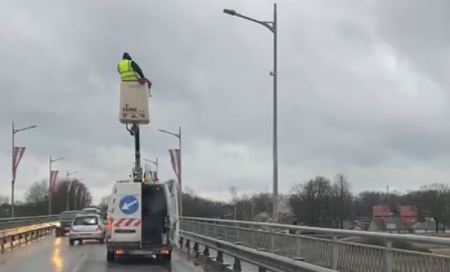 Mums raksta: Vai tiešām darbdienas pusdienlaiks ir vispiemērotākais brīdis karogu noņemšanai uz tilta pār Daugavu Jēkabpilī?(VIDEO)