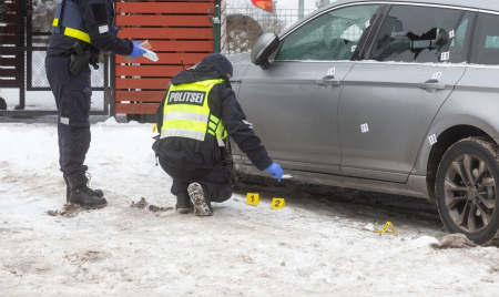 Jēkabpilī nakts aizsegā, izsitot logu, apzog automašīnas