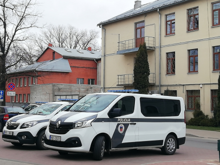 Jēkabpilī pieķer kārtējo dzērājšoferi, policijai ziņots, ka zog auto numurzīmes