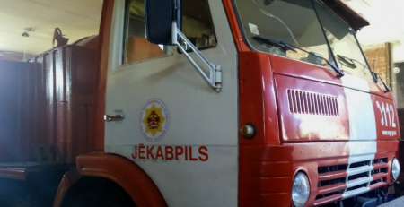 Elkšņu pagastā garāžā ugunsgrēku izraisa degošs elektrības pagarinātājs