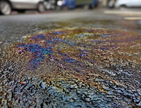 Glābēji savāc Aknīstē autostāvvietā izlijušu degvielu