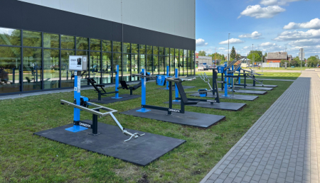 Pie Jēkabpils Sporta halles uzstādīts OMNIGYM āra trenažieru POP-UP laukums
